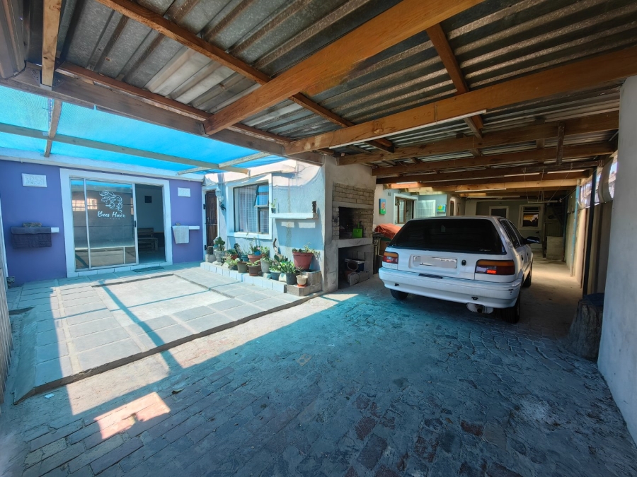 6 Bedroom Property for Sale in Roosendal Western Cape